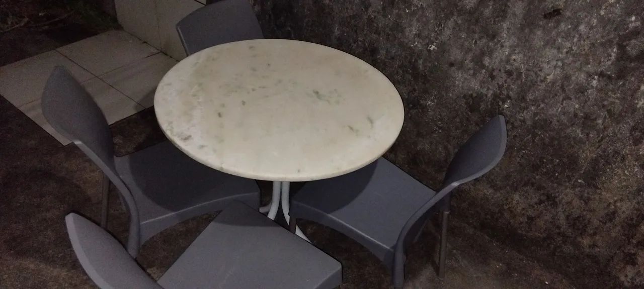 Vendo mesa  com 4 cadeiras  - Foto 2