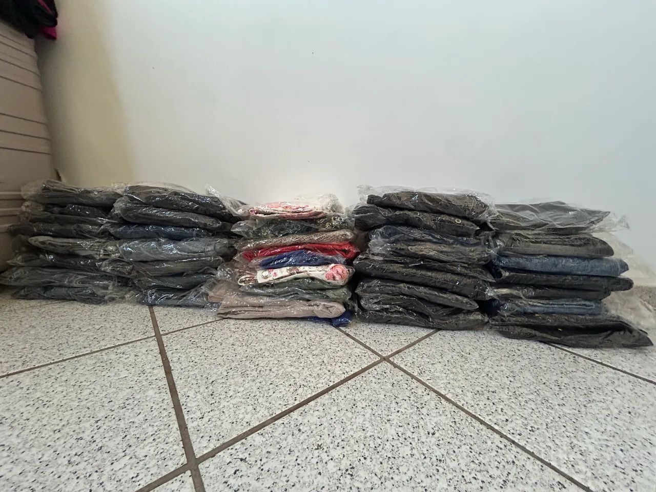 CALÇAS JEANS NOVA PARA REVENDER 