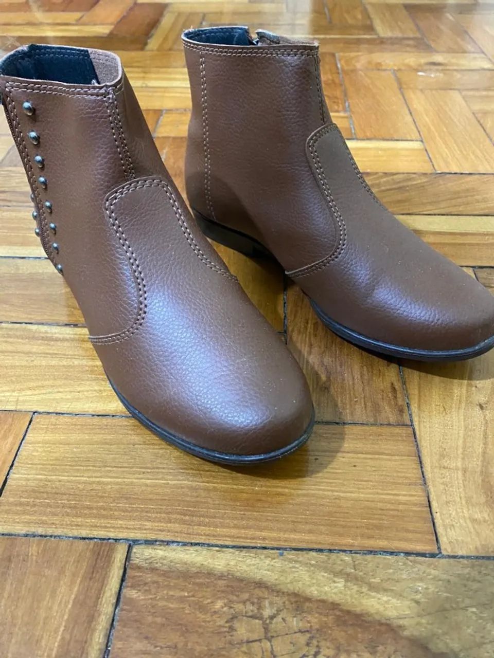 bota marrom com detalhes - Foto 2