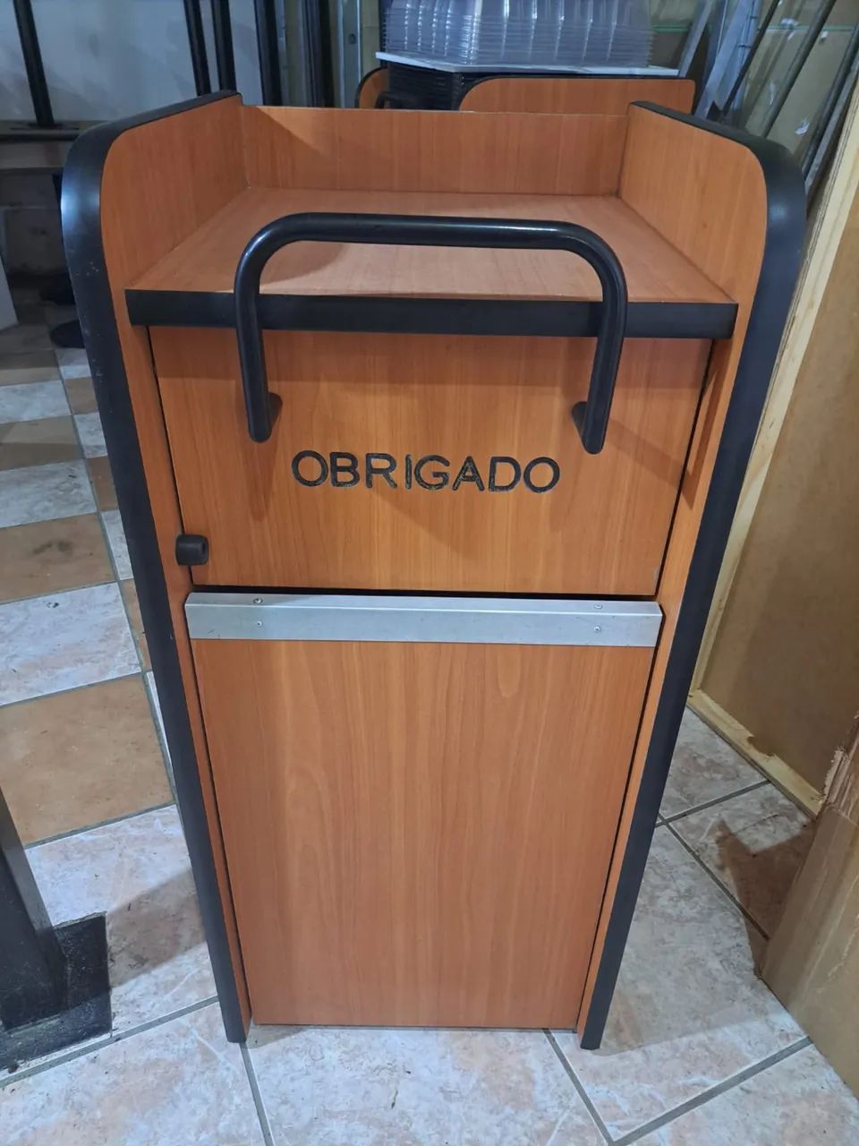 GELADEIRA, MESA E LIXEIRA  - Foto 2