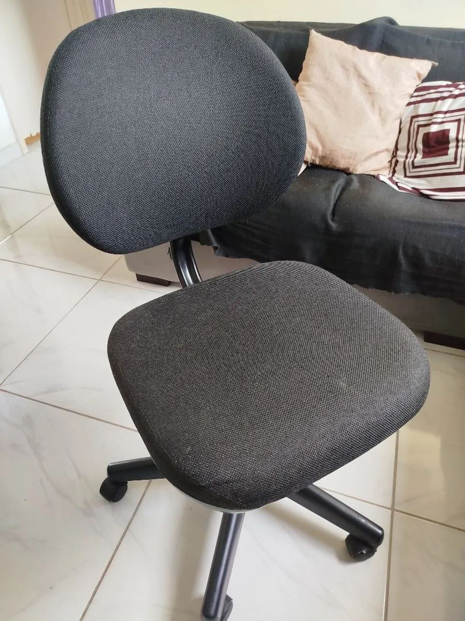 Vendo Cadeira de Escritório valor 90 reais  - Foto 2