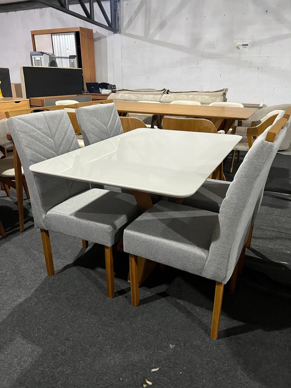 Mesa de jantar com 4 cadeiras cor cinza 