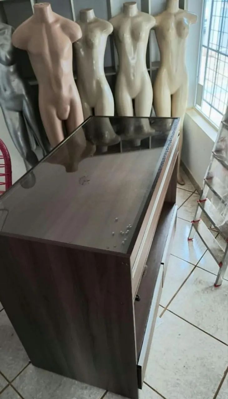 Vendo cômoda e manequins 
