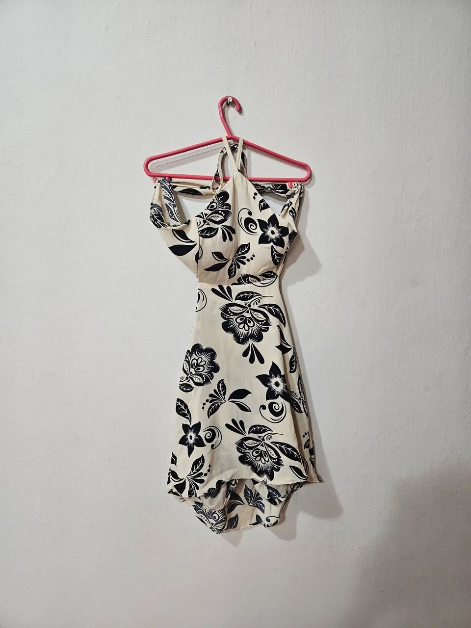 Vestido florido bege claro e preto