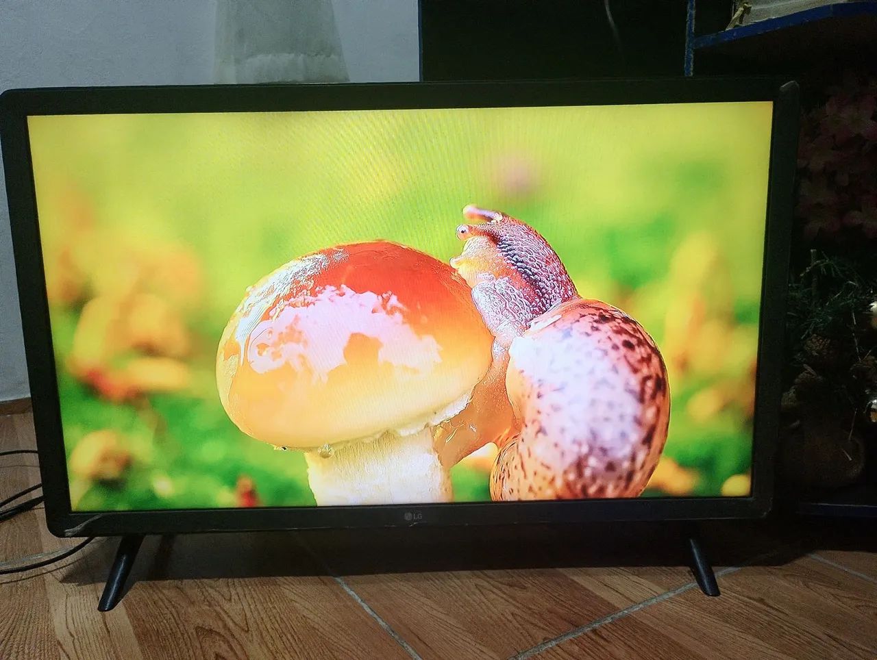 TV LG smart bluetooth 32 polegadas muito nova imagem perfeita  - Foto 3