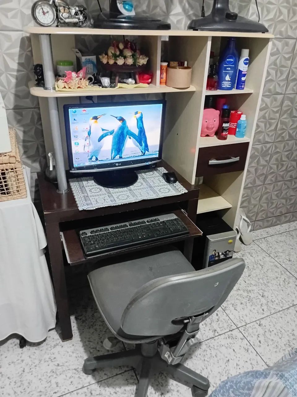 Computador bem conservado com estante e cadeira - Foto 2