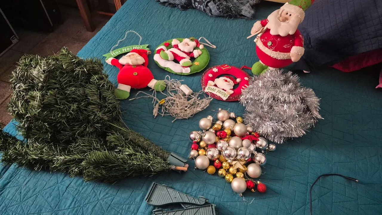 Árvore e enfeites de Natal.