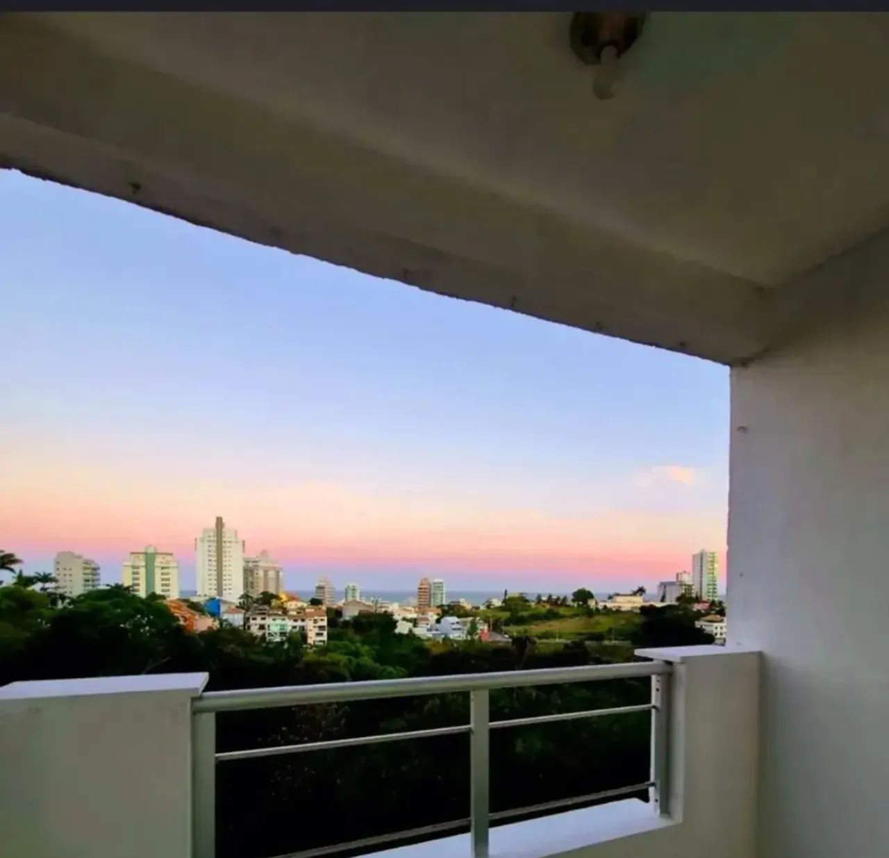 Apartamento com 3 quartos sendo uma Suite, vista Mar e sol nascente.