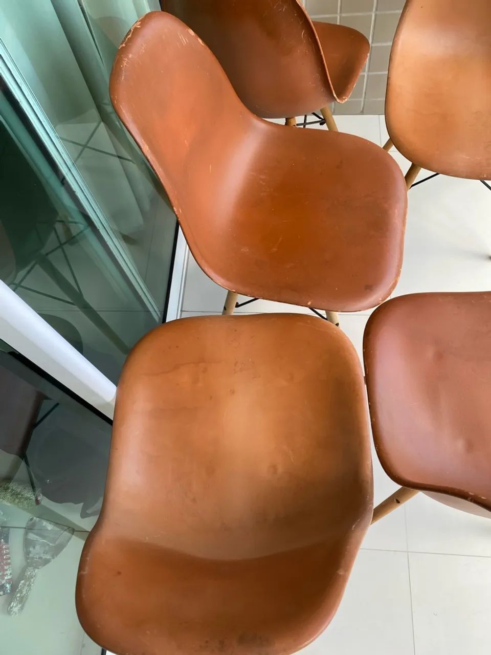 Kit 5 Cadeiras Estilo Eames com Pés de Madeira - Foto 2