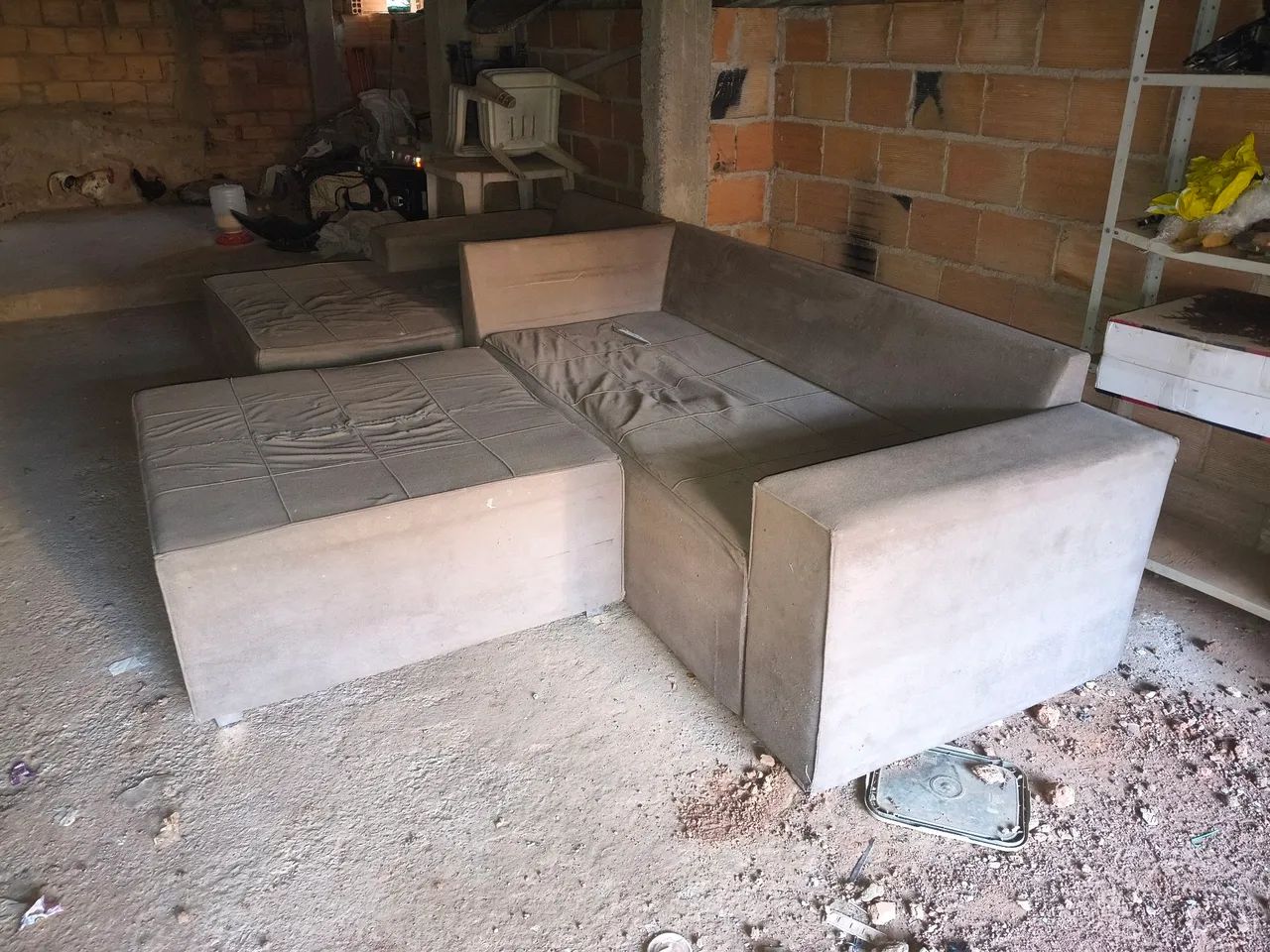Sofá usando só trocar forro estrutura boa e - Foto 3