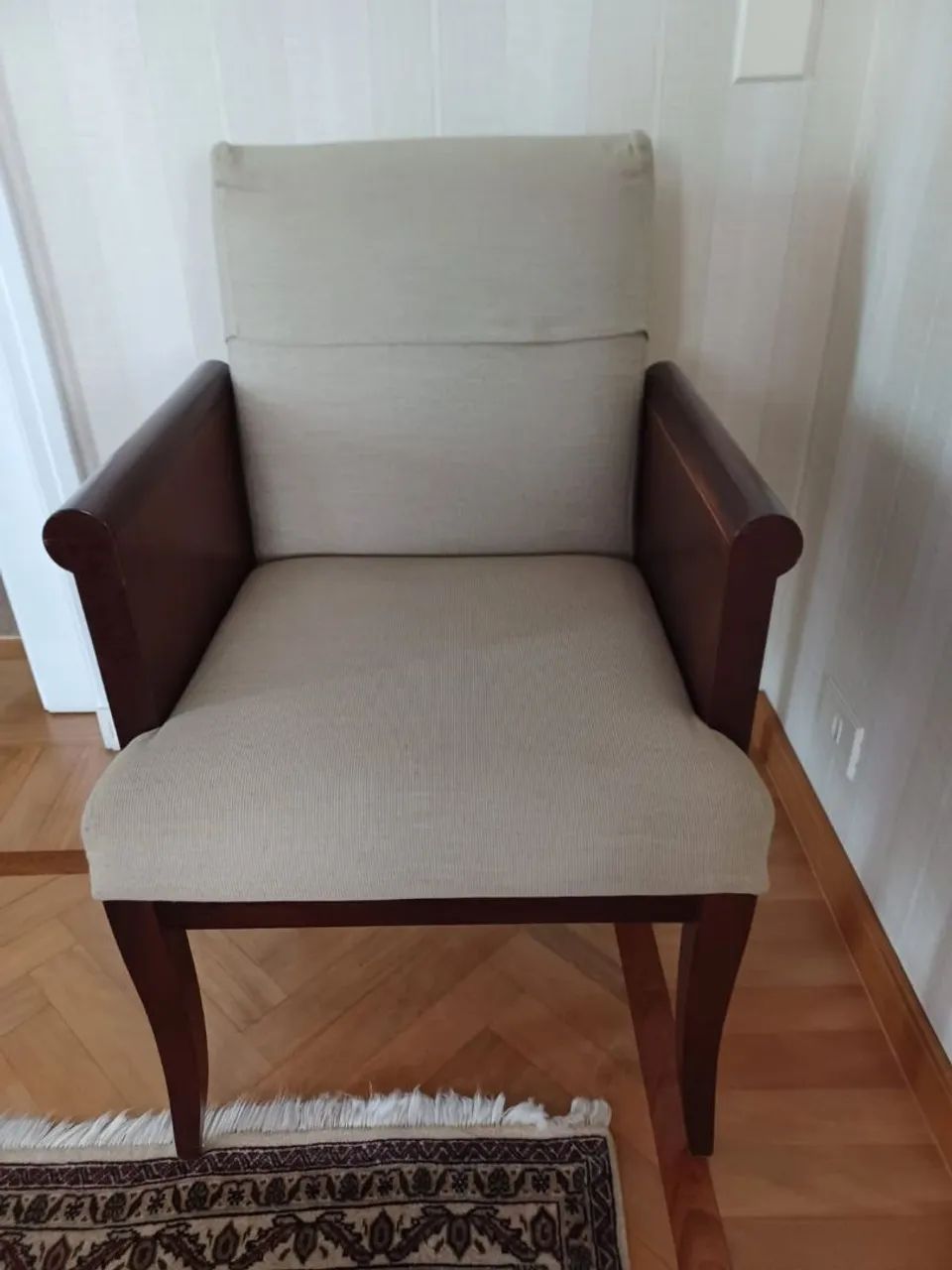 2 poltronas em madeira imbuia e tecido