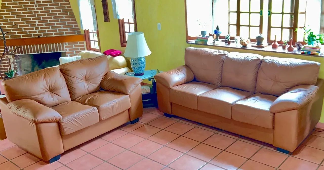 Conjunto Sofá 2 e 3 lugares em P.U. Na cor caramelo