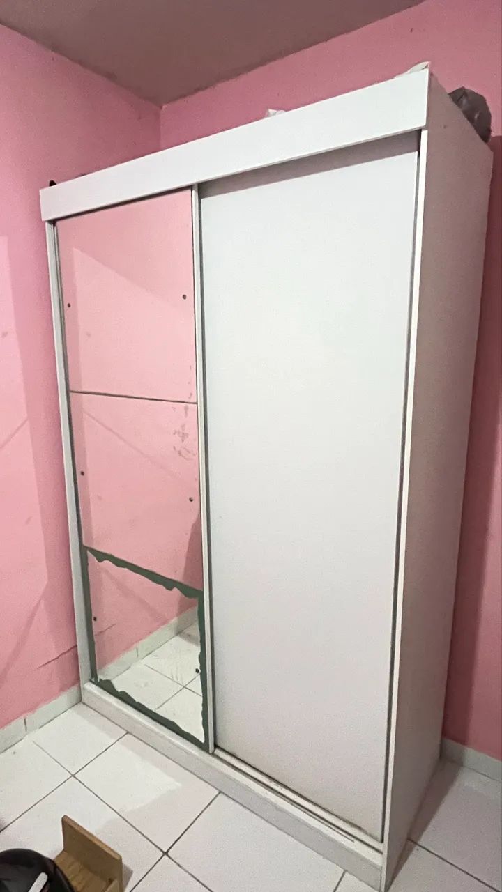 Guarda-roupa com espelho