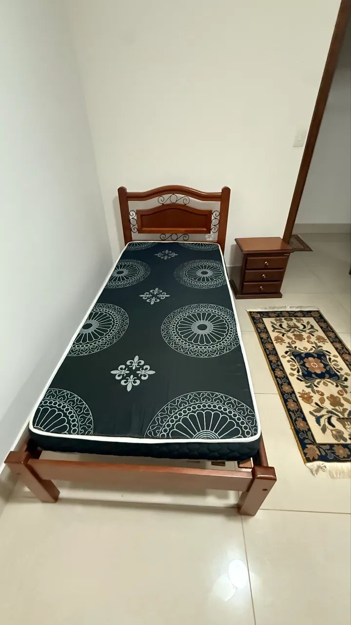 Cama solteiro em madeira maciça - seminova 