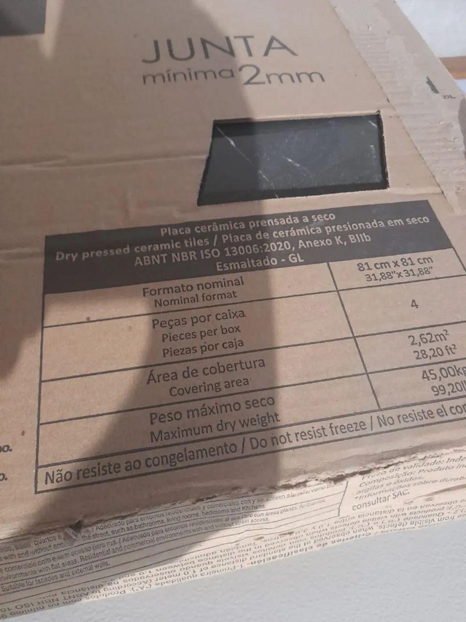 Piso de cerâmica estilo mármore escuro polido e retificado 81x81 - Foto 3