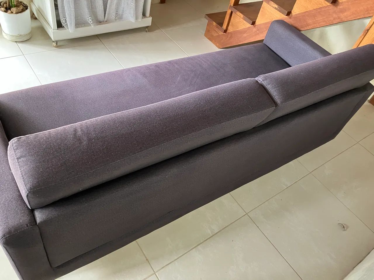 Sofá 3 lugares em suede azul acizentado - Foto 4