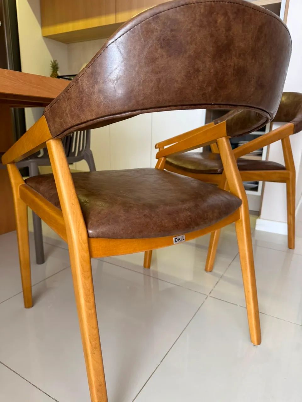 Cadeira MEG em Madeira Cinamomo Castanho - Foto 4