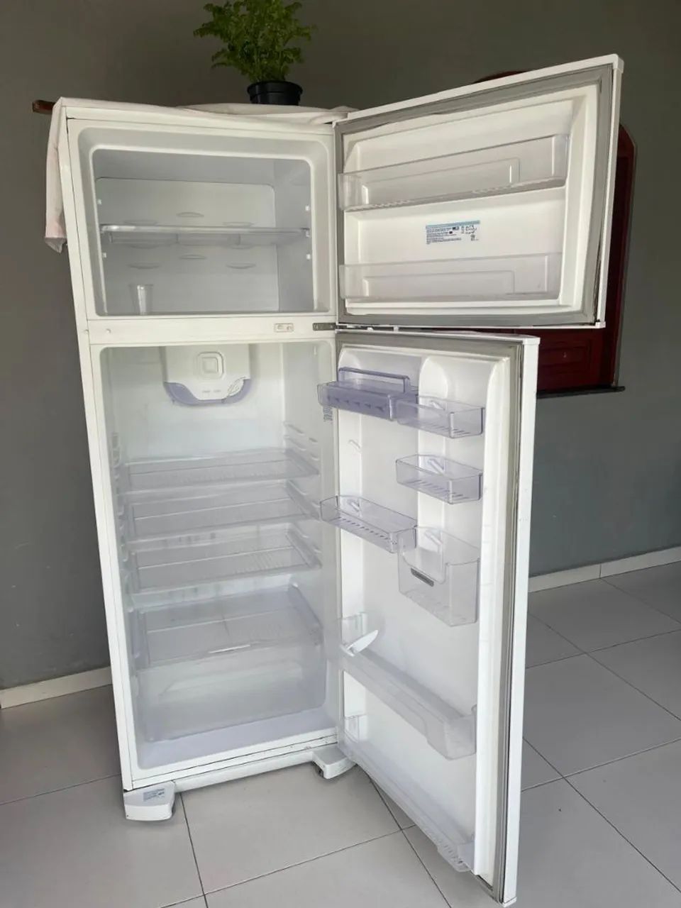 Geladeira semi nova Eletrolux 