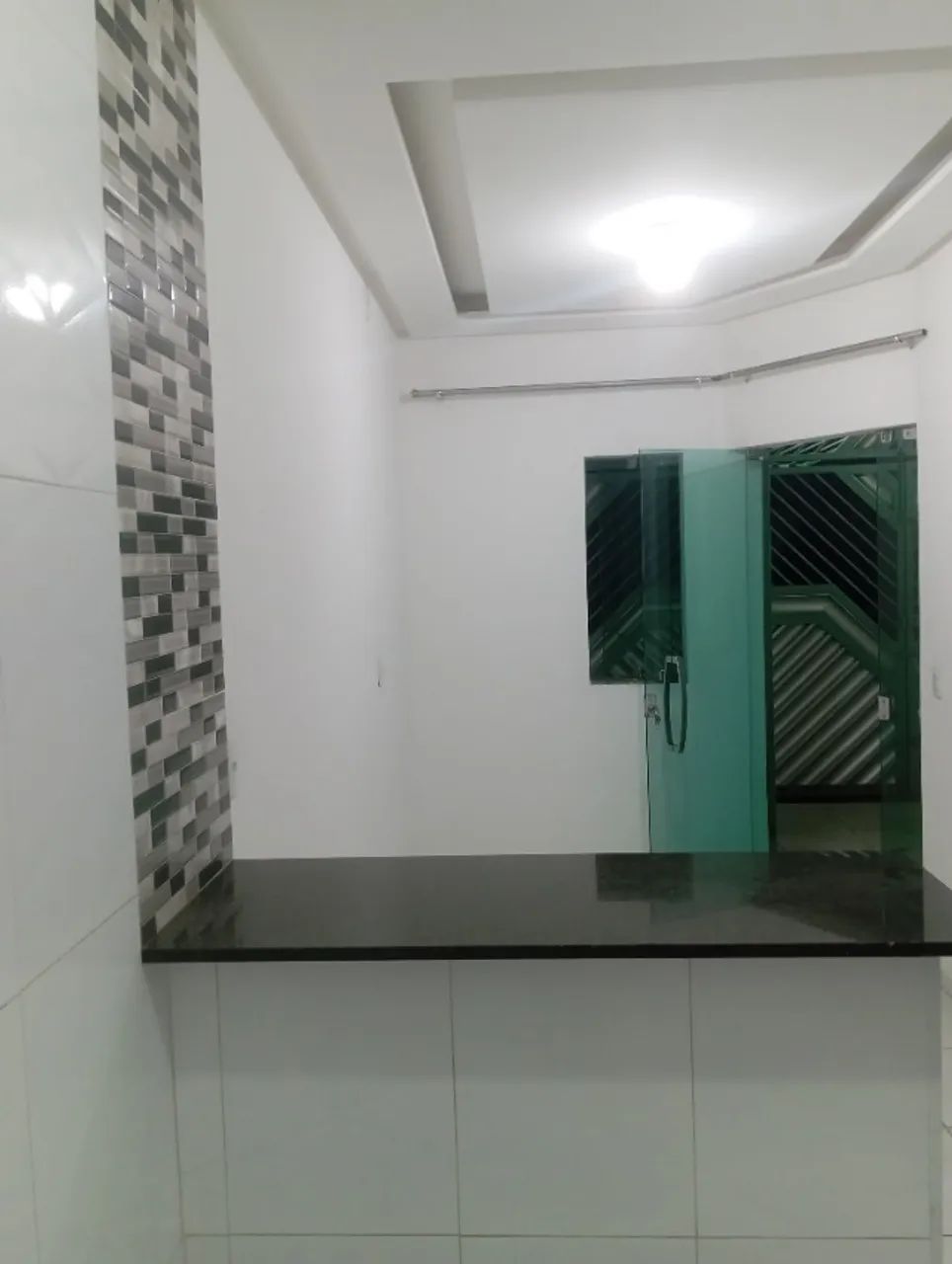 Alugo casa com garagem 