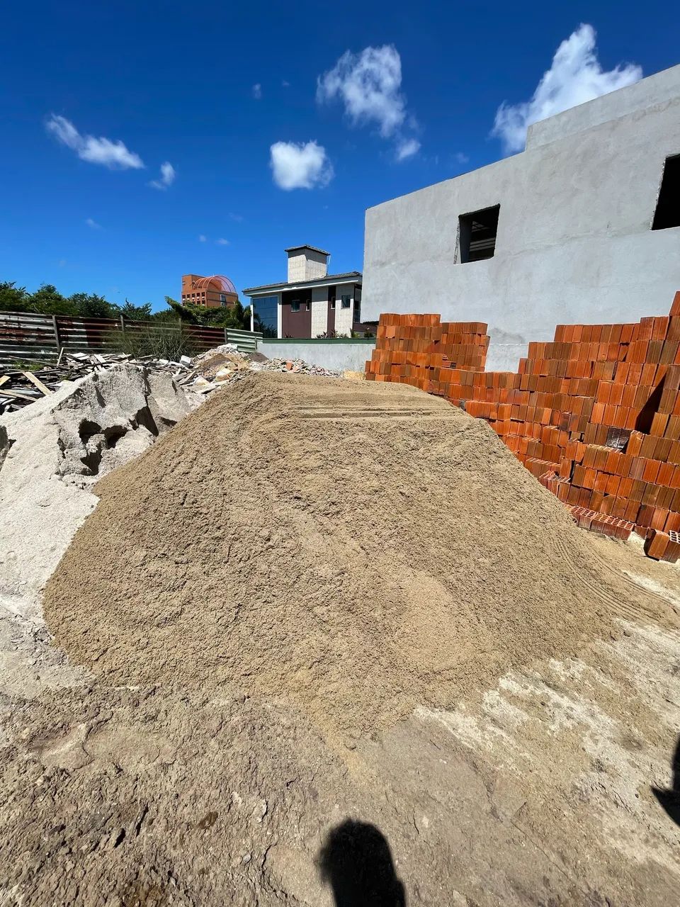 Areia grosa e britas 