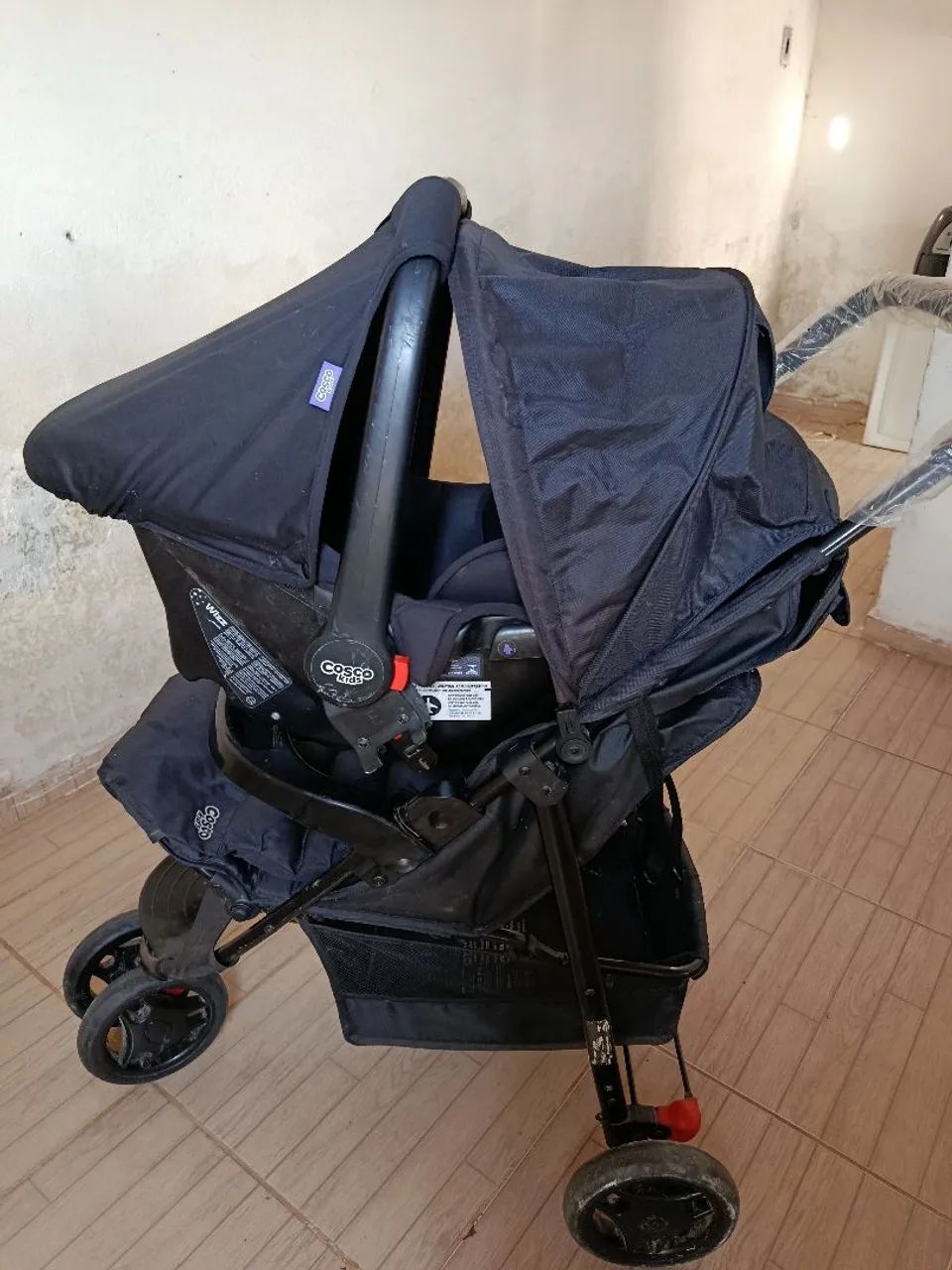 Carrinho de bebê costo com bebê conforto 