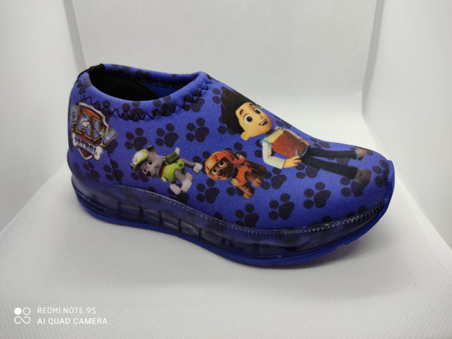 tenis led infantil personagens