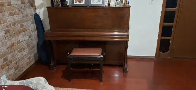 Leilão de Piano de Armário Infantil Antigo