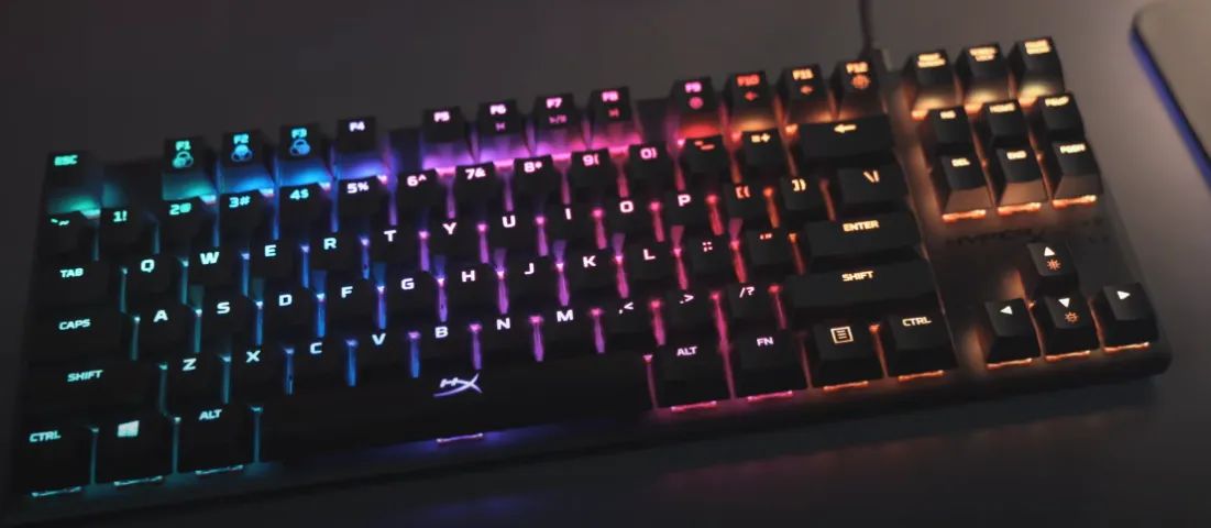 Teclado Mecânico Gamer HyperX Alloy Origins Core, RGB, USB, Switch HyperX Blue, Design Com - Foto 2