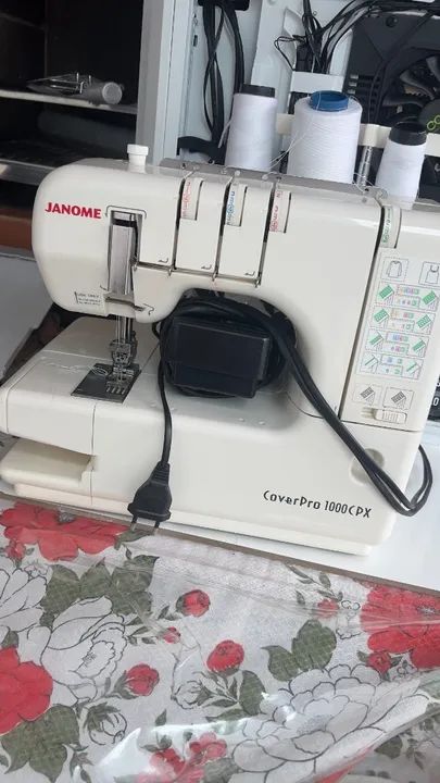 Galoneira Janome CoverPro 1000 CPX 110V (com capa + brindes)