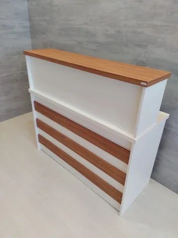 balcão reto branco canelado com tampo amadeirado  - Foto 4
