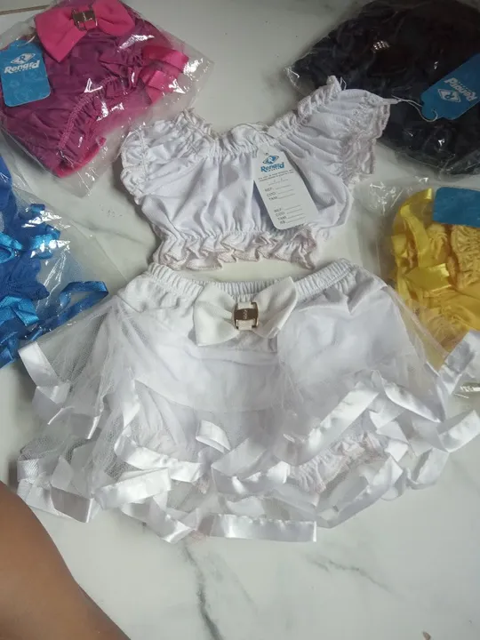 Conjunto de saia tutu e cropped branco para menina