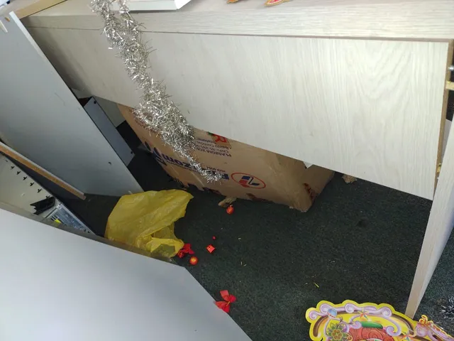 Mesa reta escritorio com 1,80m x 0,60m, tenho 2u, bom estado.