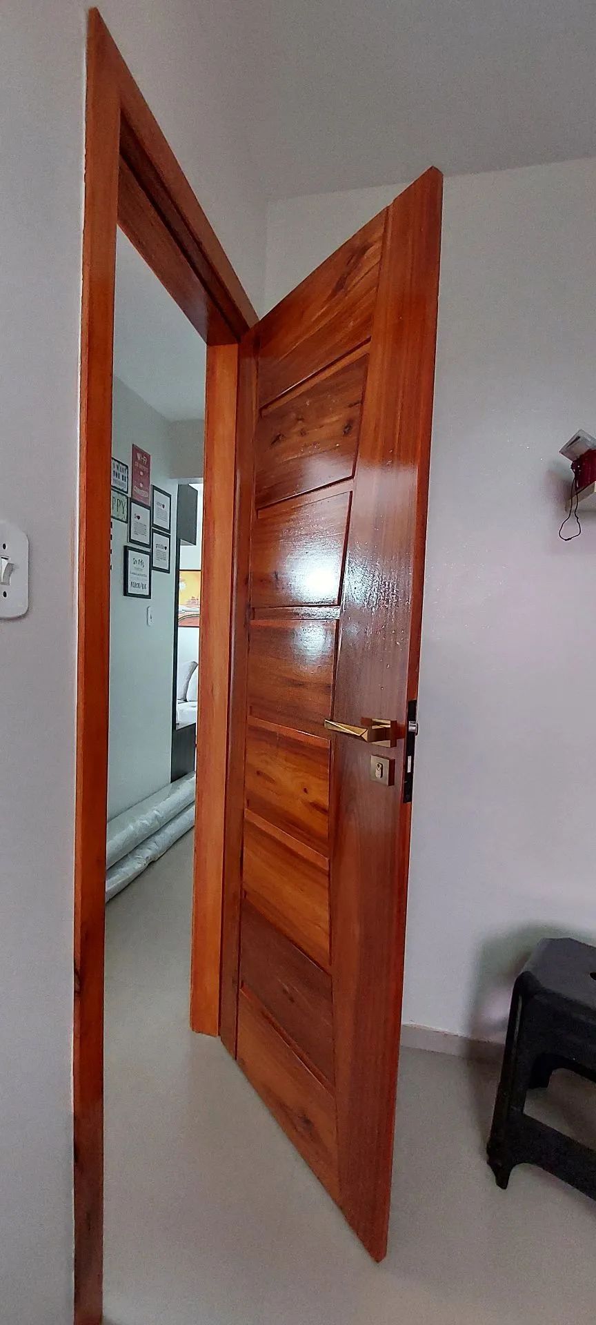 Porta de madeira maciça com acabamento impecável