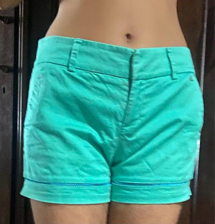 3 Shorts feminino 1 verde água, 1 Preto e 1 preto com desenhos tb preto.