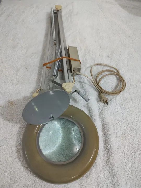 Lupa com iluminação e suporte,