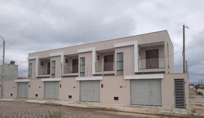 Casa Duplex de 2/4 com suíte de 68 m², lado sombra, ventilado, 1 vaga por 195.000,00