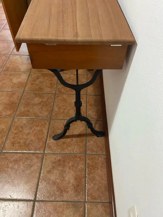 Mesa de madeira com estrutura de ferro - Foto 2