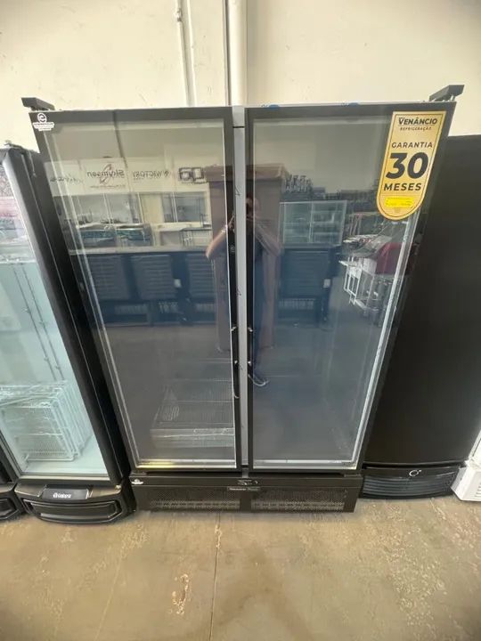 Expositor de bebidas 2 portas tota preta com prateleiras NOVA 