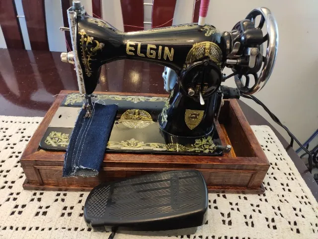 Maquina de Costura Elgin Antiga Mini, em ótimo estado, bem regulada, não é infantil