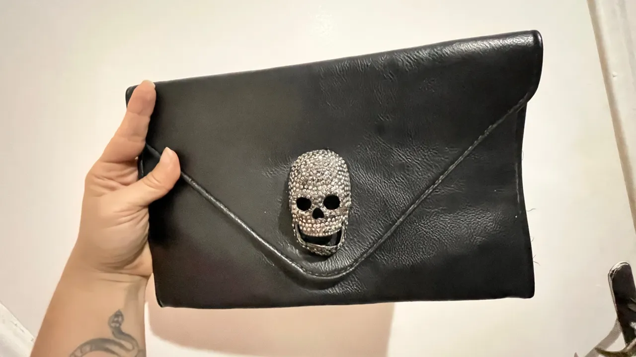 Clutch preta com detalhe de caveira