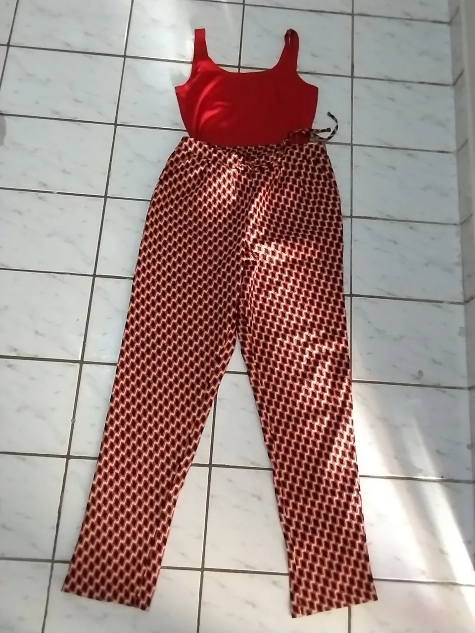 Conjunto calça estampada e blusa vermelha