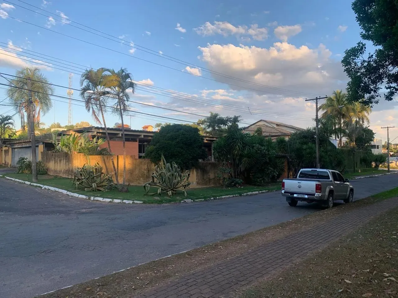 CASA DE ESQUINA NO SETOR JAÓ, GOIÂNIA-GO Casa de Rua com 9 Quarto(s) e 9 banheiro(s) à Ven