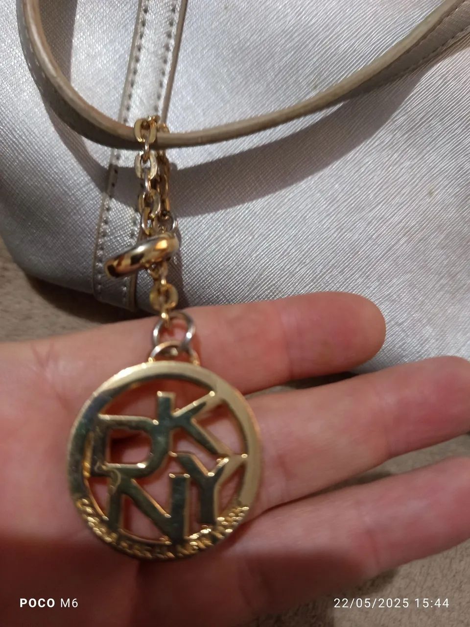 Bolsa DKNY Prateada Elegante - Foto 4