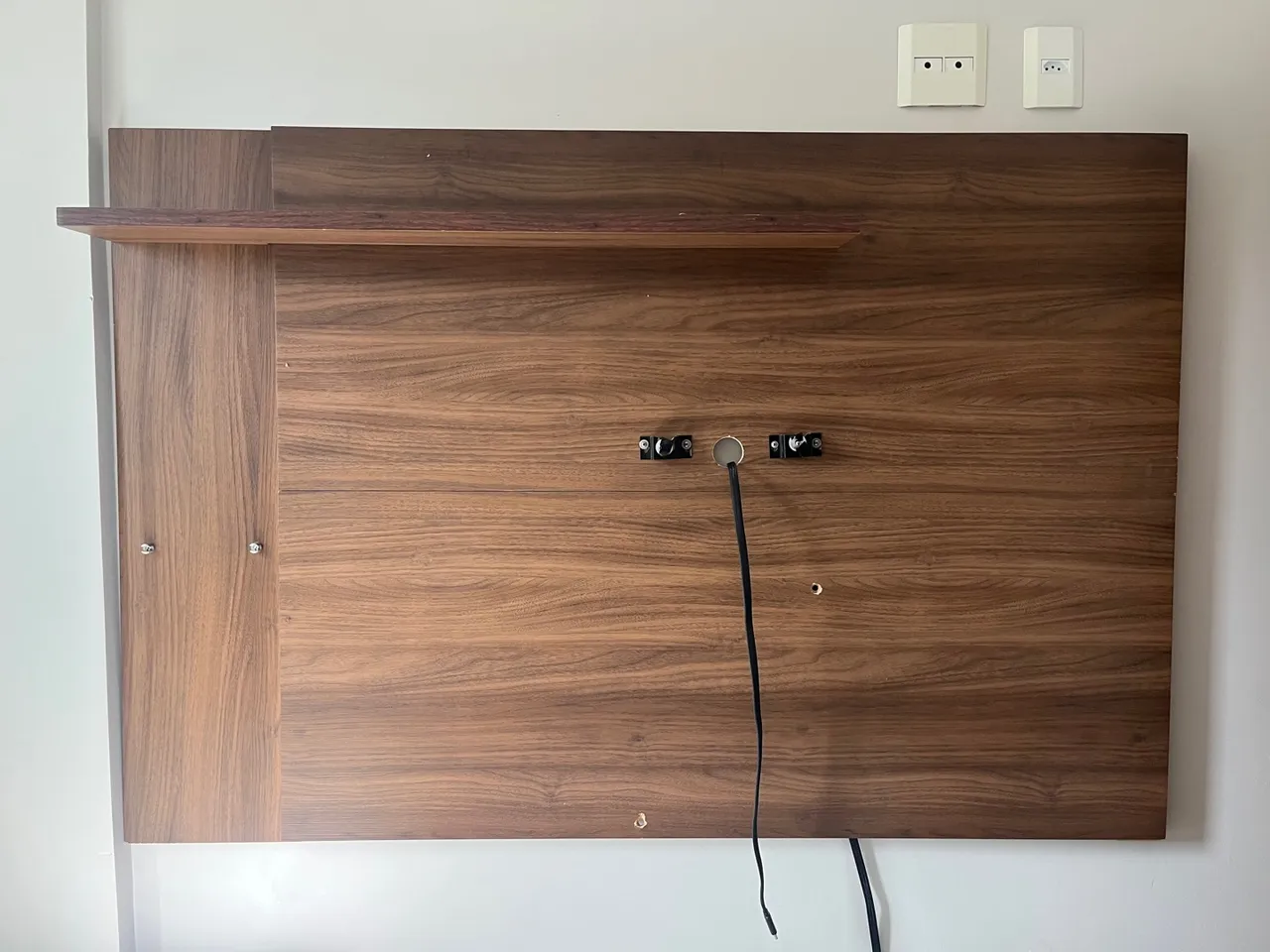 Painel para TV com prateleira