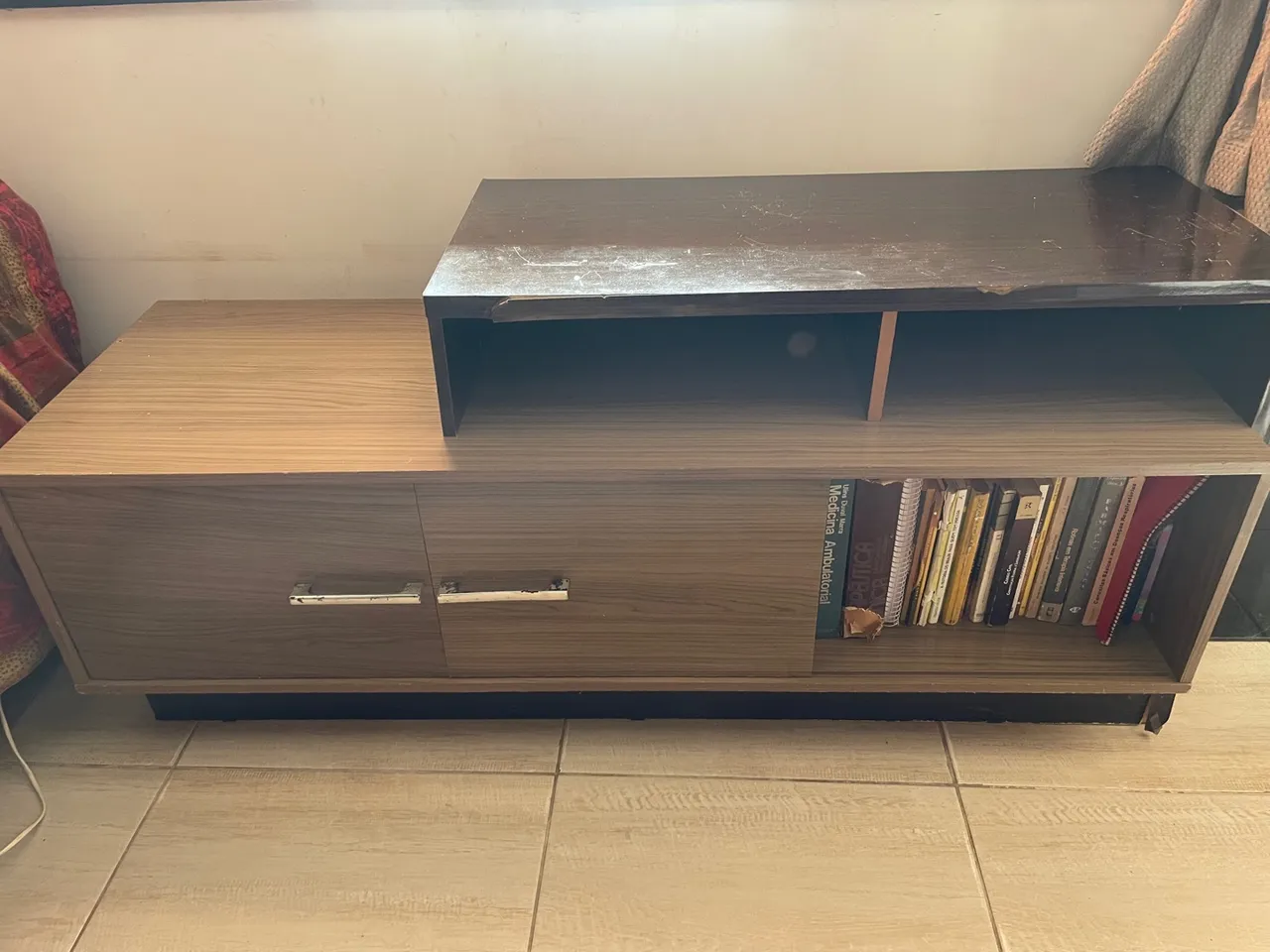 VENDE-SE RACK COM PORTAS DE CORRER. VALOR R$:180,00. OBS: NÃO FAÇO ENTREGA.