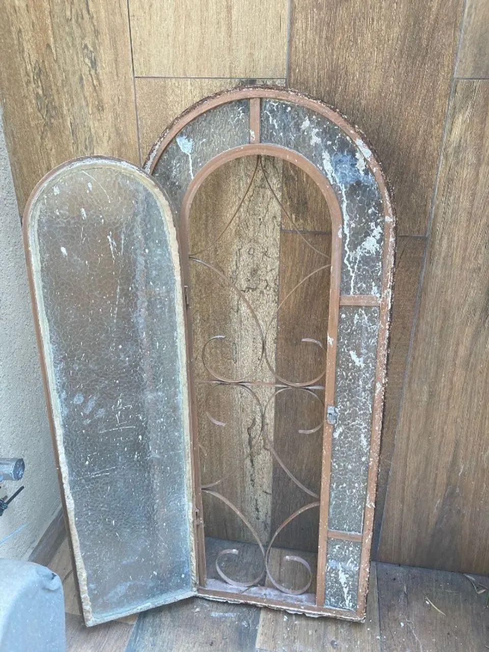 Colonial-style swing window64301535812099121