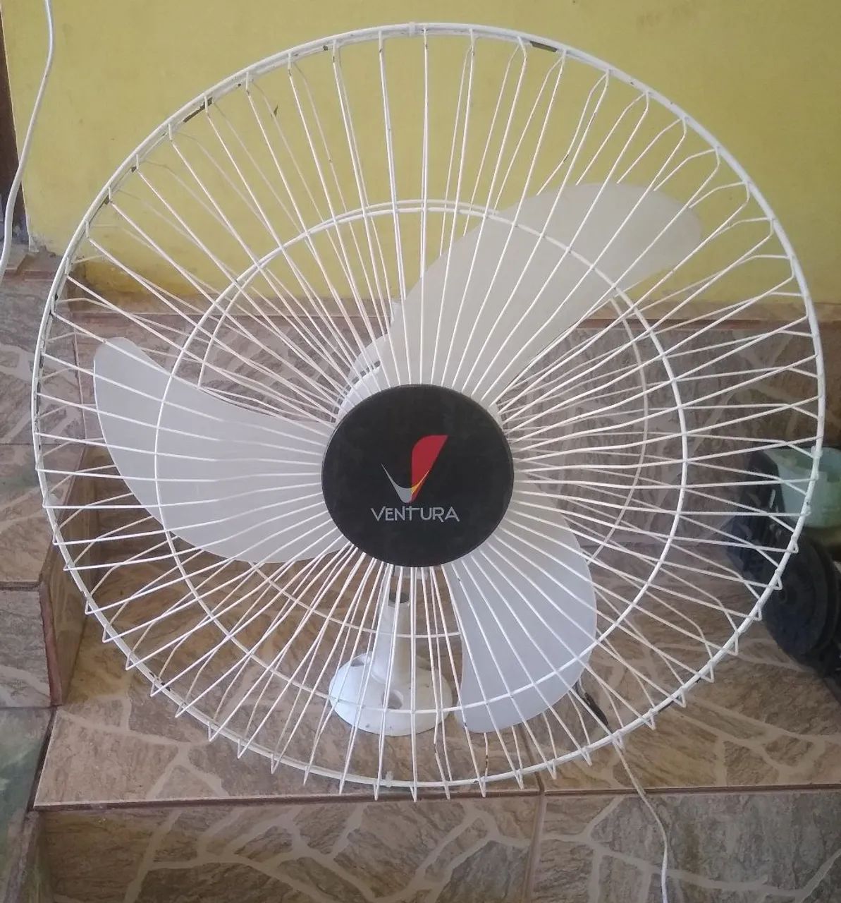 VENDE -SE 2 VENTILADOR IGUAL levando os 2 dou desconto  - Foto 2