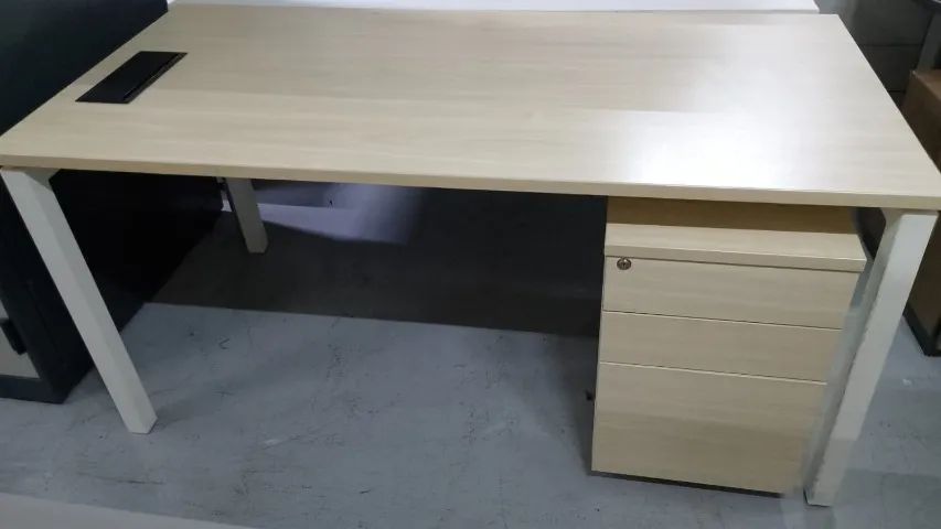 Mesa de Escritório com Gaveteiro Marfim 