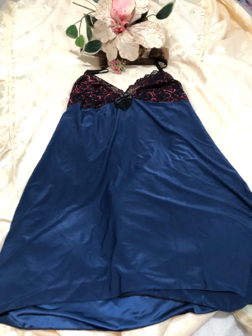 Camisola azul com detalhes em renda