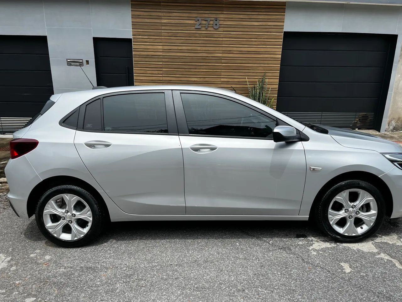 Chevrolet Onix Hatch LTZ 1.0 12V TB Flex Aut. 5P 2023 - Foto 3